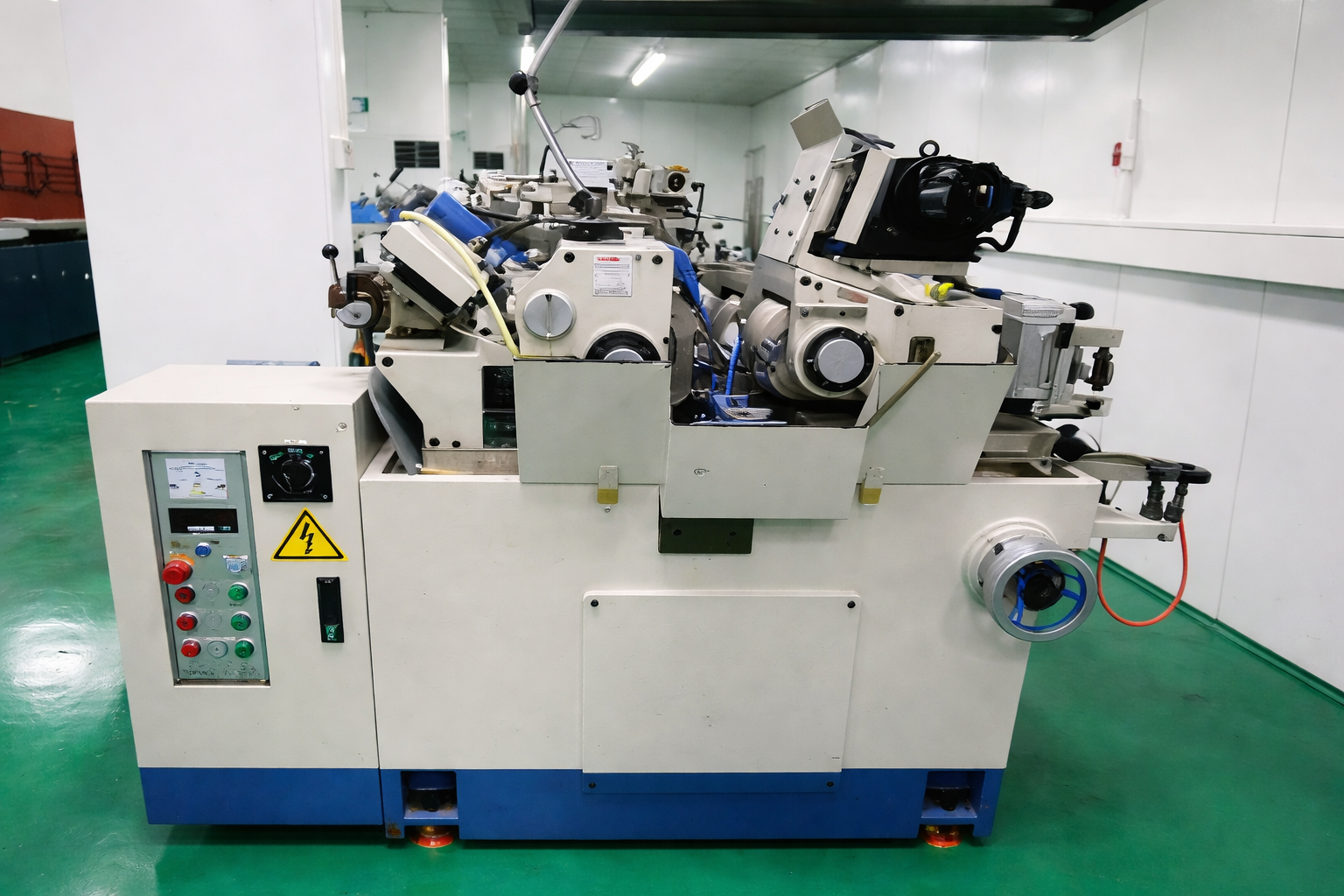 Precision Centerless Grinding Machine with Automatic Feeding and Coolant System