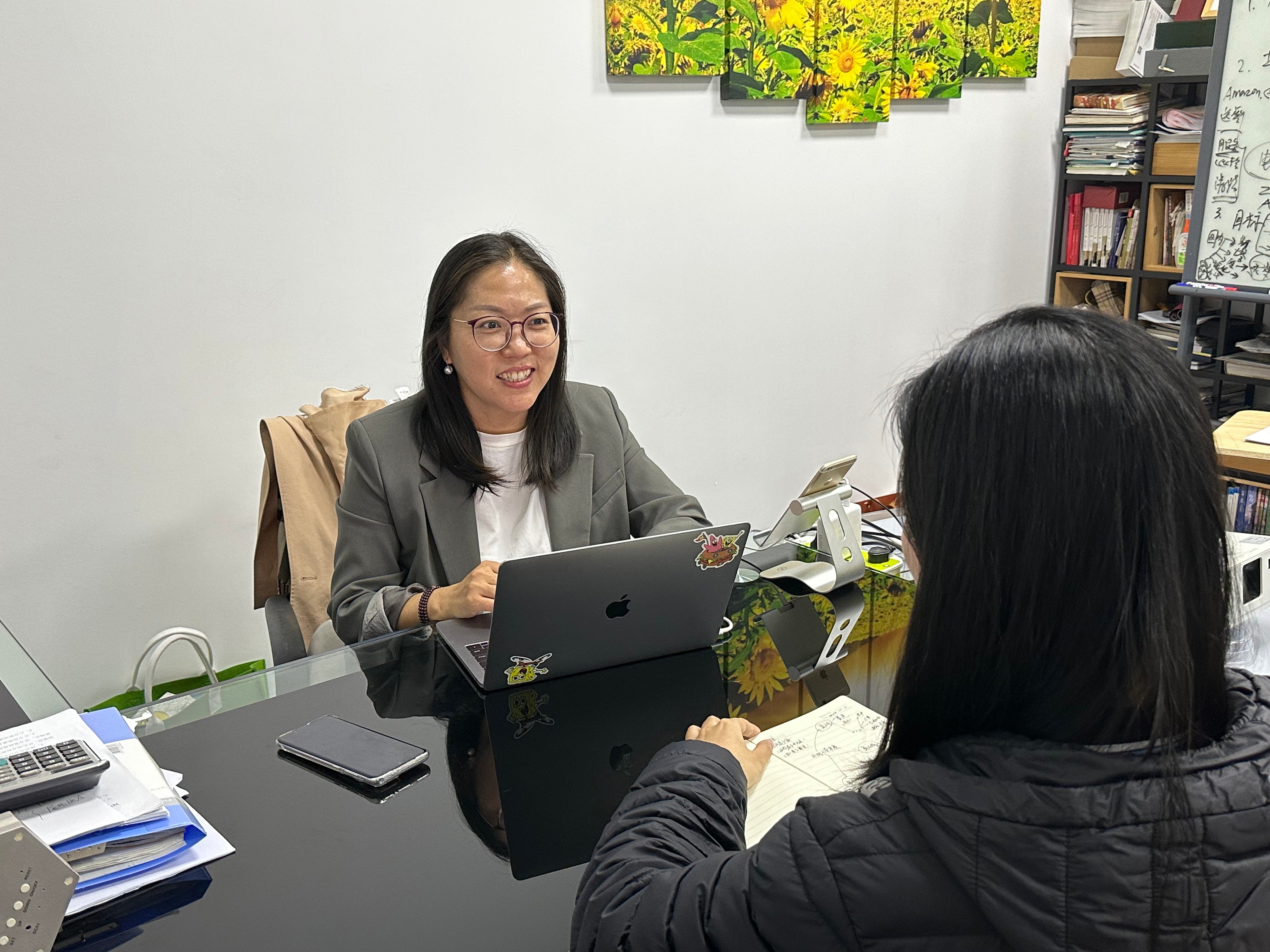CEO of a Chinese Ceramic Injection Molding Factory Chats with Clients Online